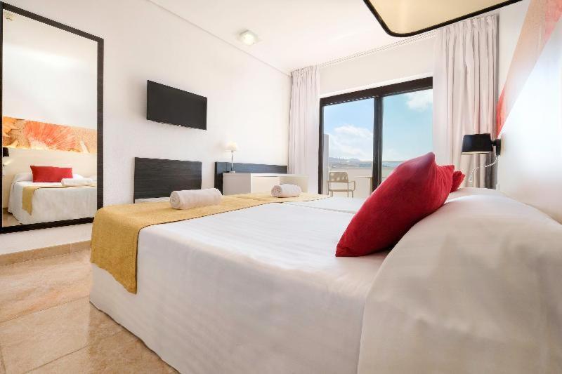 Azuline Hotel Bergantin San Antonio  Ruang foto